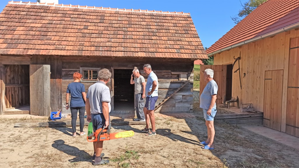Ljudje pri obnovi stare lesene hiše