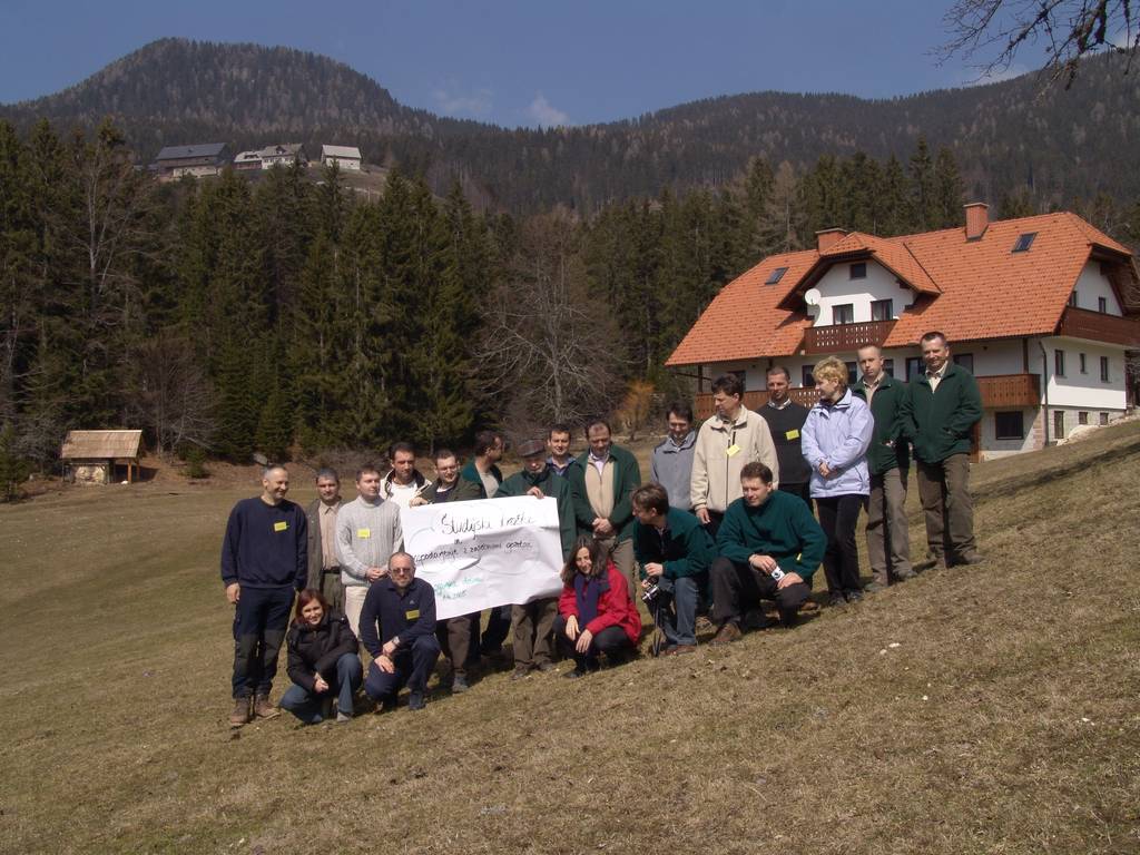 Fotografija mentorjev Zavoda za gozdove Slovenije na kmetiji Žibovt na Solčavskem 2006