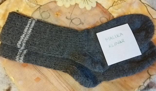 Temno siva pletena nogavica z dvema belima črtama.
