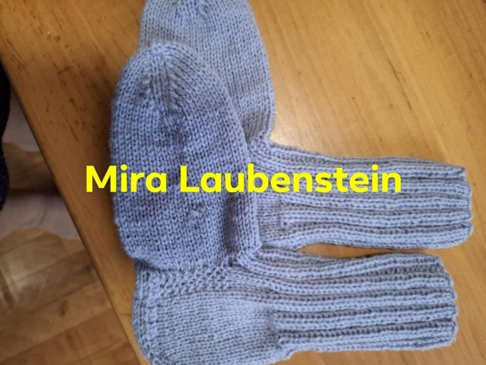 Dve sivi pleteni nogavici