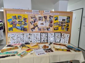 Slika panoja in mize z razstavljenimi izdelki