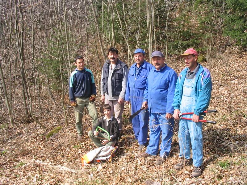 Udeleženci študijskega krožka pri delu v gozdu