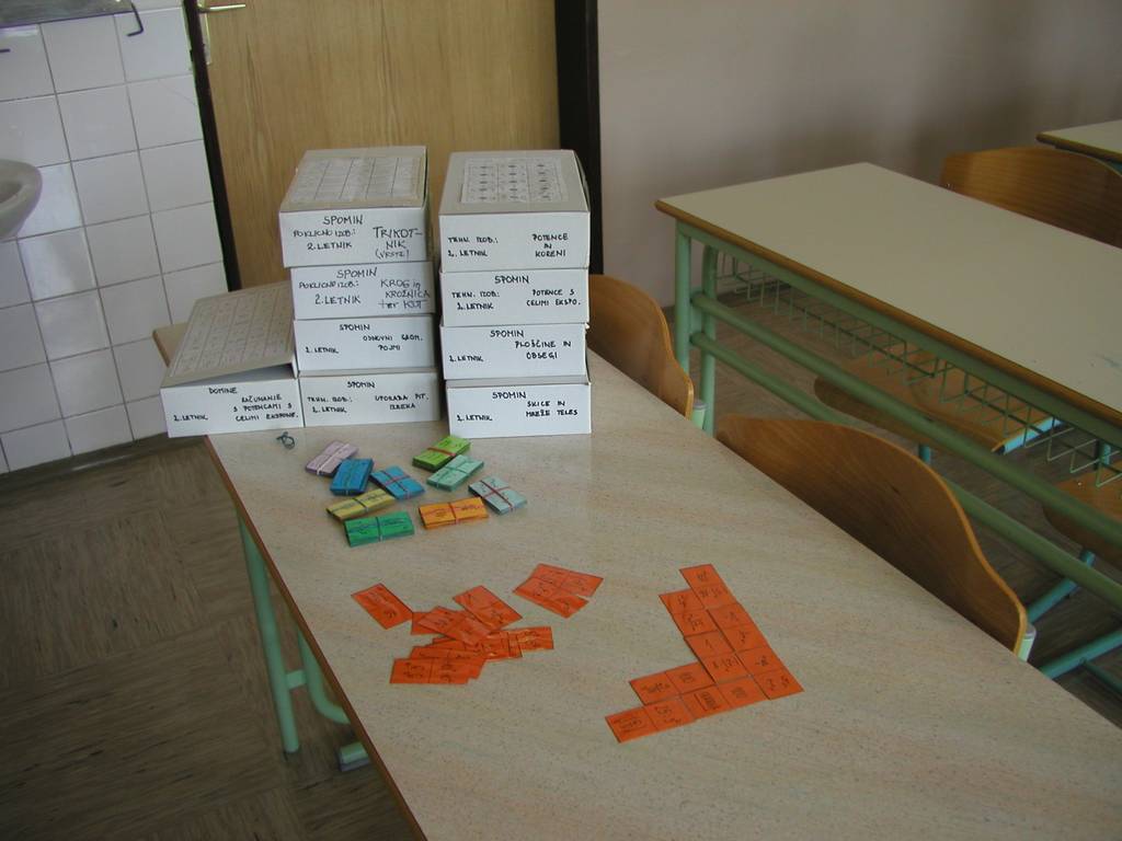 Škatle na mizi