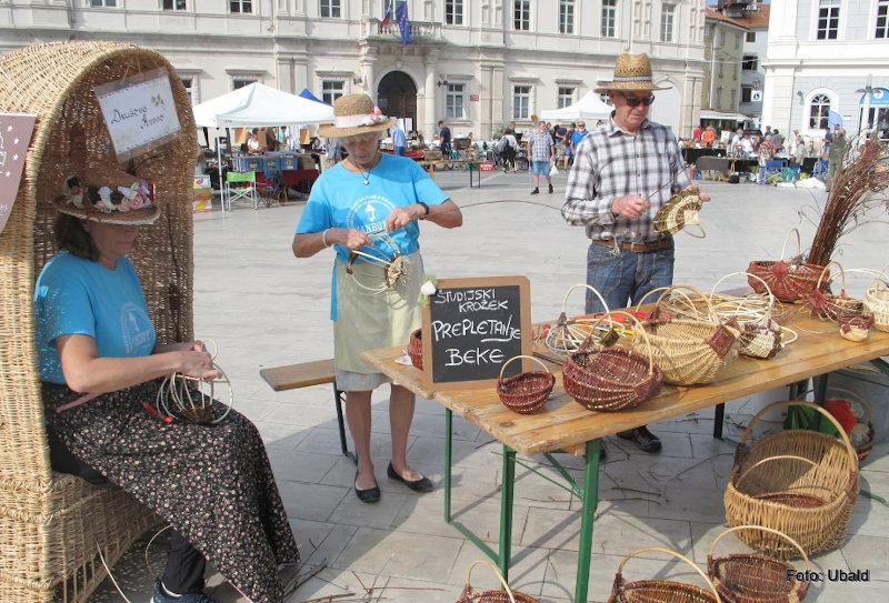 ŠK prepletanje beke predstavlja pletenje košar na stojnici na trgu