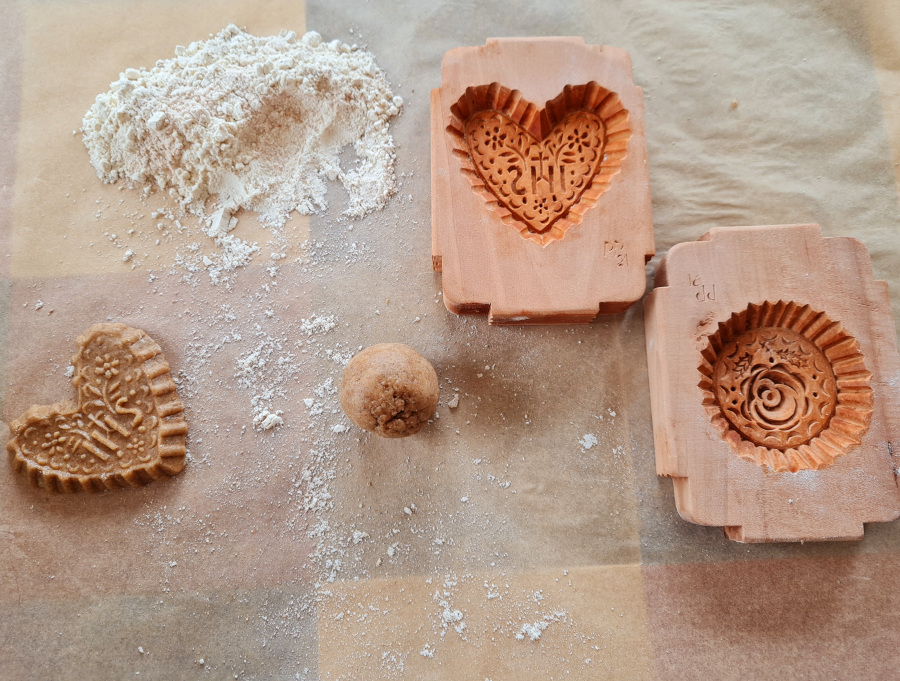 Leseni modelčk za izdelavo glinenih srčkov.